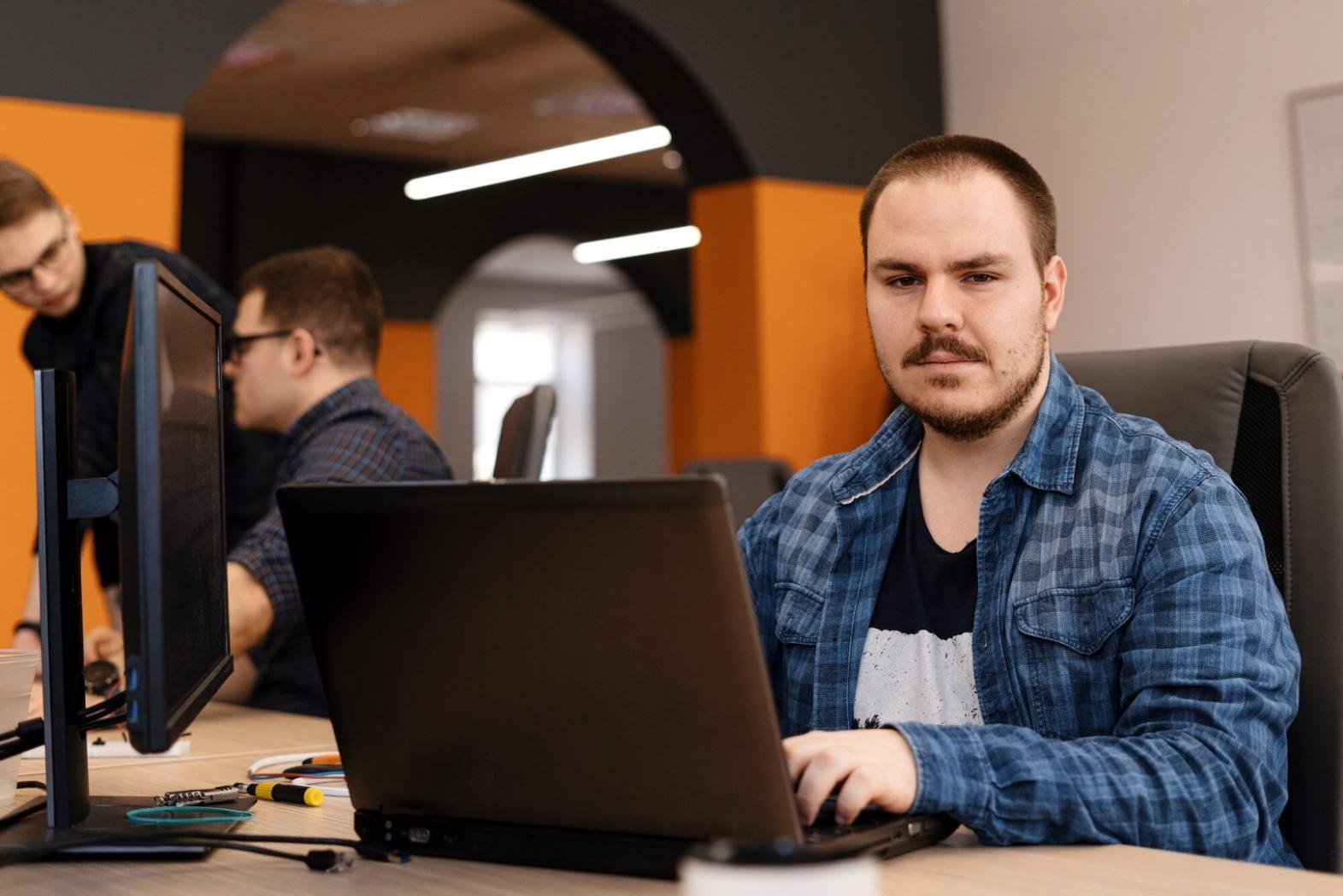 Participant travaillant sur un exercice PostgreSQL avec feedback en temps réel